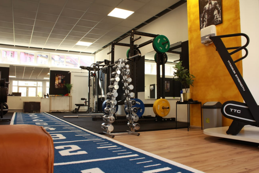 Trainingsfläche im Club 59 mit Sprintbahn, Freihanteln und funktionellem Equipment